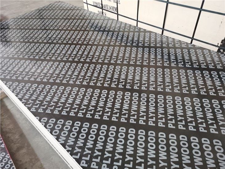 Pirštų sąnario šerdies plėvele dengtos faneros 18 mm konstrukcijos naudojimas