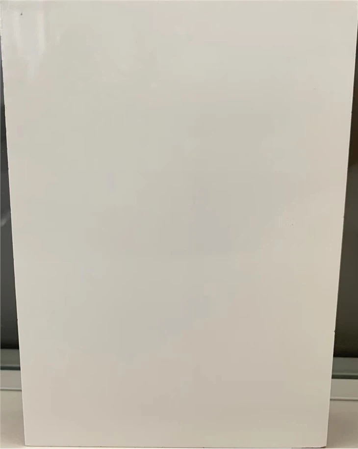 Baltas kilimėlis, itin blizgi MDF plokštė